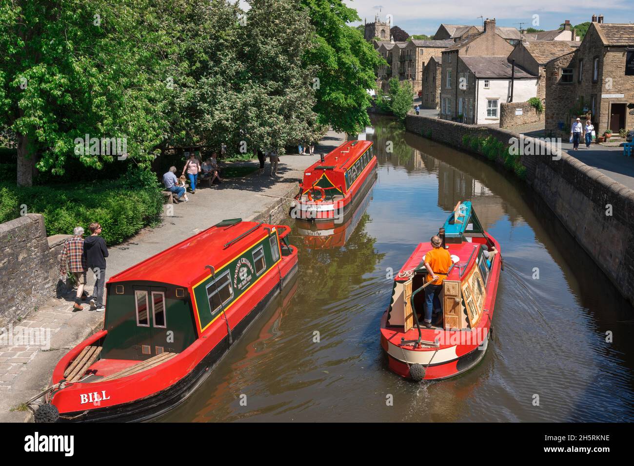 Canal UK, guarda in estate le barche colorate e strette sul canale Springs Branch a Skipton, North Yorkshire, Inghilterra, Regno Unito Foto Stock
