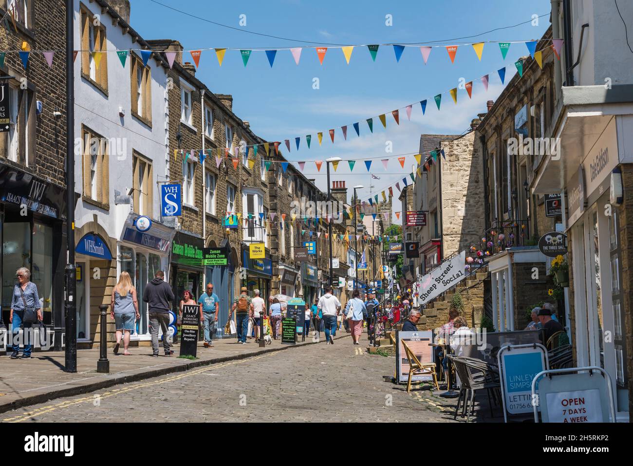 Città di Skipton Yorkshire, vista in estate della gente che cammina in Sheep Street, una delle vie più antiche per lo shopping a Skipton, Yorkshire, Inghilterra, Regno Unito Foto Stock