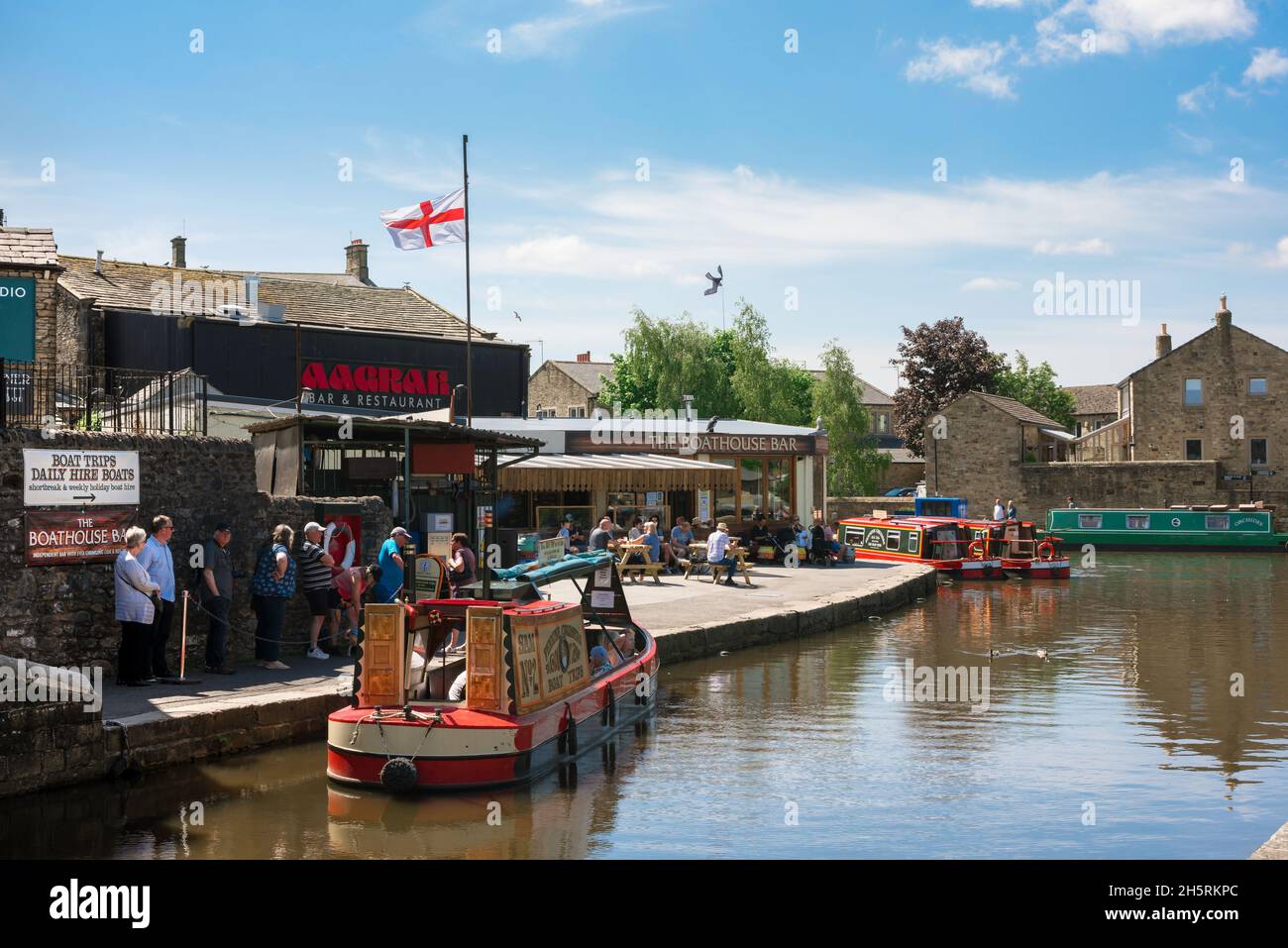 Canale del Regno Unito, vista in estate di una barca turistica ormeggiata sul canale di Leeds e Liverpool nel centro di Skipton, Yorkshire, Inghilterra, Regno Unito Foto Stock