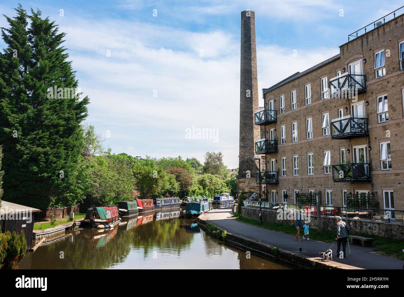 Inghilterra canale, vista in estate di strette barche ormeggiate nel canale di Leeds e Liverpool nel centro storico di Skipton, North Yorkshire, Inghilterra, Regno Unito Foto Stock