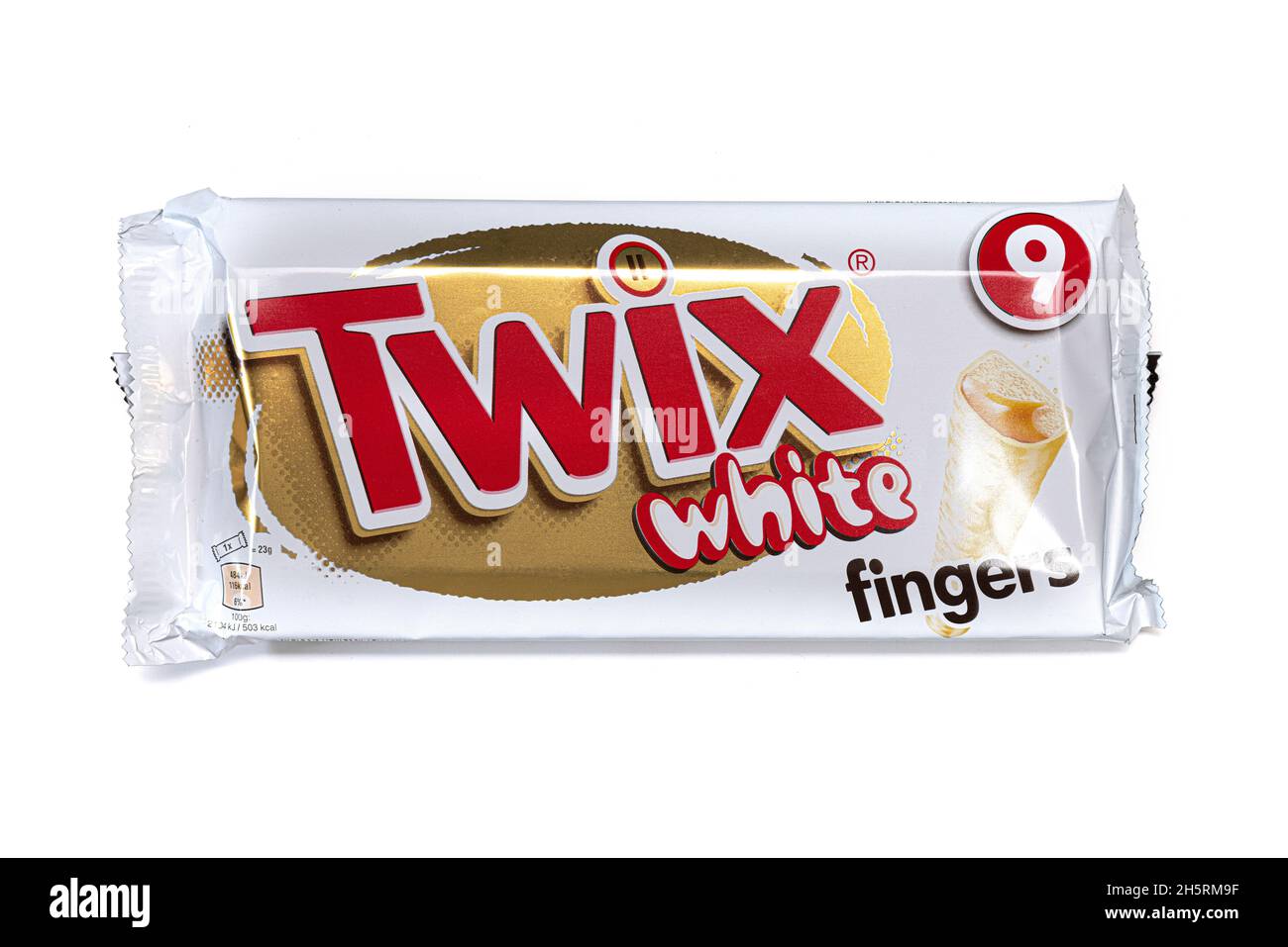 SWINDON, Regno Unito - 11 NOVEMBRE 2021: Confezione da 9 tavolini di cioccolato Twix White Fingers isolati sul bianco. Twix è una barra di cioccolato di Marte e composta da Foto Stock