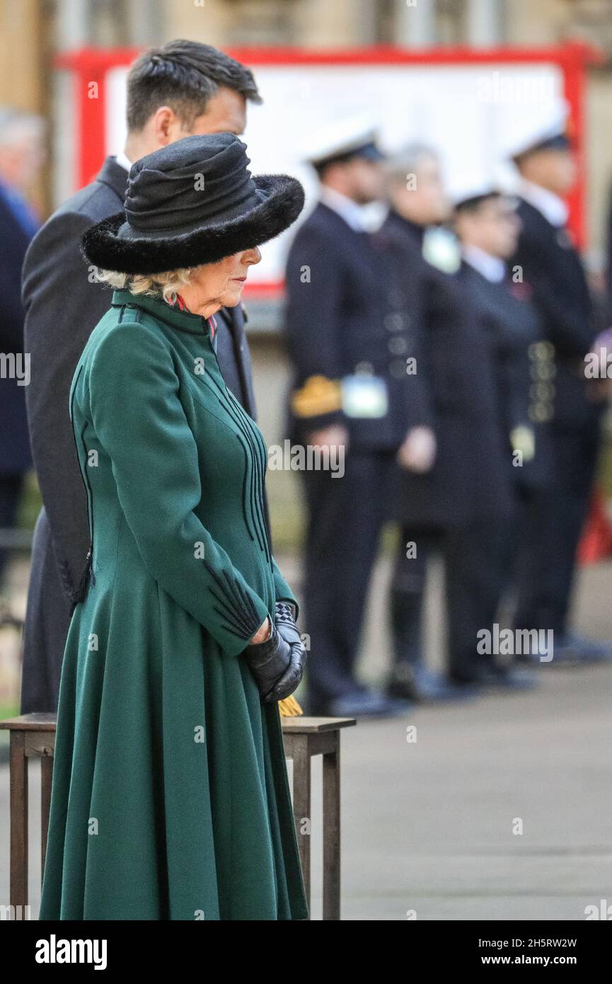 Londra, Regno Unito. 11 Nov 2021. La duchessa si trova di fronte a due croci di legno dalle tombe dei soldati britannici ignoti della prima e della seconda guerra mondiale, dove il Decano offre preghiere e pone una Croce di ricordo. La duchessa di Cornovaglia partecipa al 93esimo campo di memoria all'Abbazia di Westminster. Sua altezza reale incontra anche veterani e rappresentanti delle forze Armate, cadetti e volontari che hanno istituito le croci. Credit: Imagplotter/Alamy Live News Foto Stock