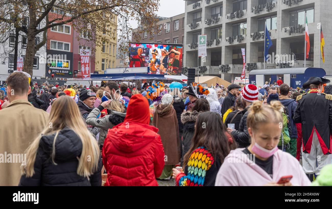 Grande folla festeggia il Carnevale annuale a Colonia, in Germania Foto Stock