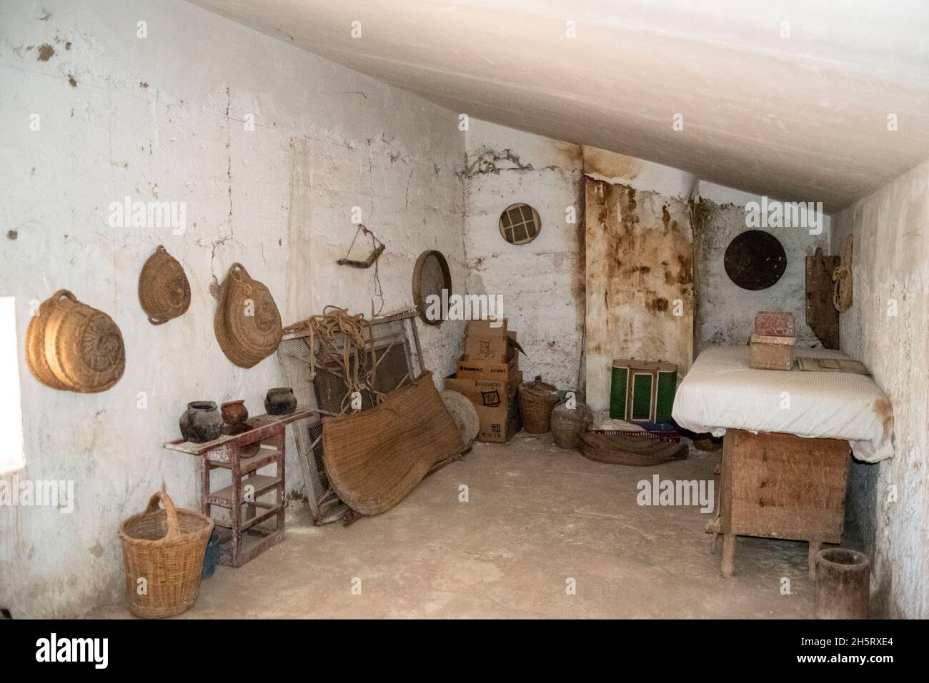 Sala superiore di un cortijo tradizionale spagnolo, fattoria, intatta per decenni, con strumenti e l'ephemera un tempo utilizzati nella vita rurale. Almeria, Andalusia Foto Stock