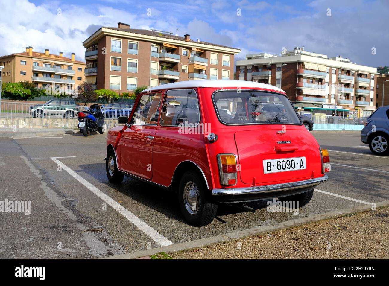 Lloret de Mar, Catalogna, Spagna - 11.11.2021: Rosso brillante Mini 850 modello auto retrò in perfette condizioni parcheggiata sulla strada della città Foto Stock