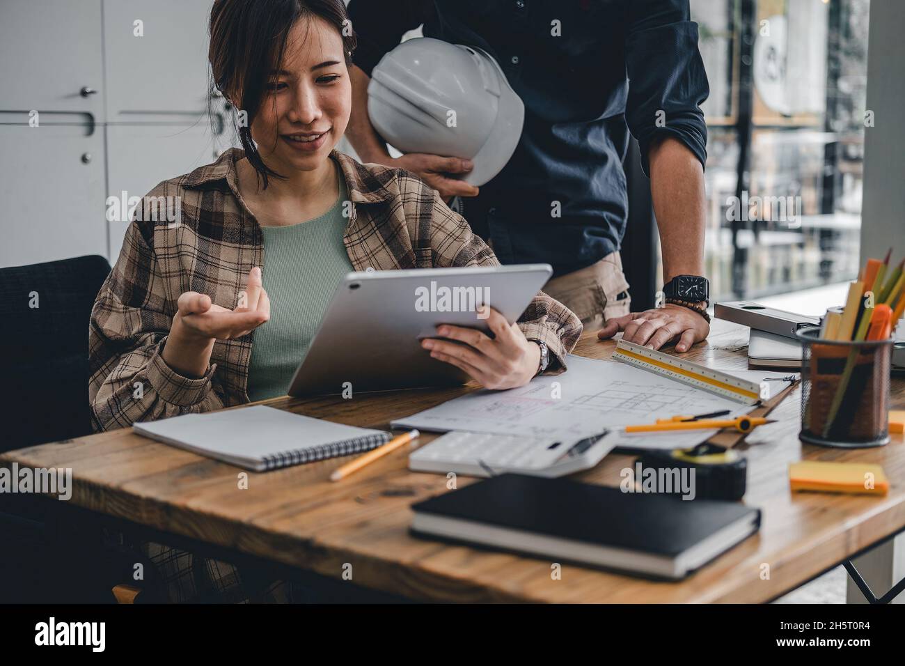 Architetto e uomo d'affari che pianifica un incontro per lavorare con impegno, concetto di cantiere Foto Stock