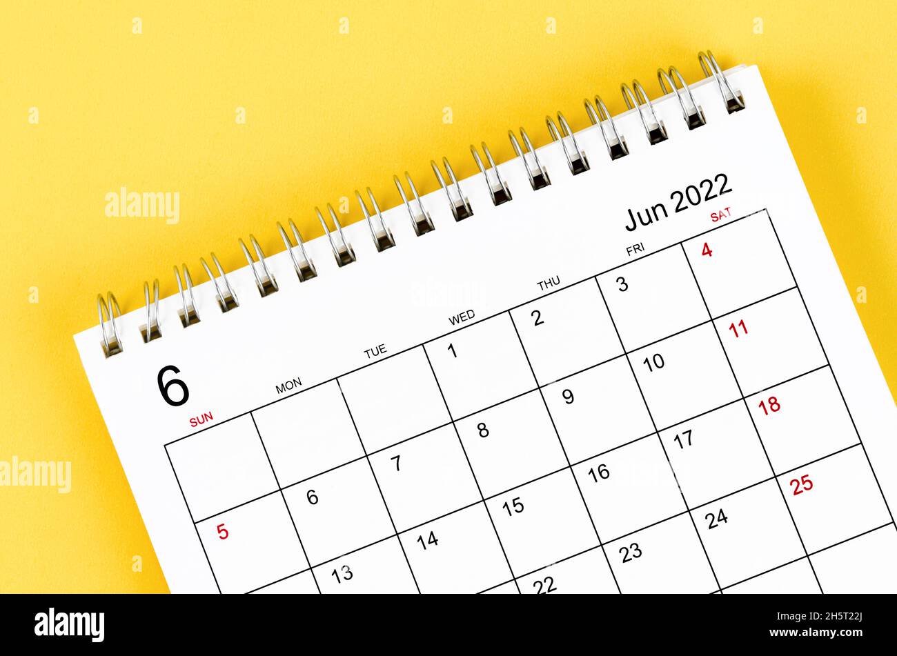 Primo piano Calendario del 2022 giugno su sfondo giallo. Foto Stock