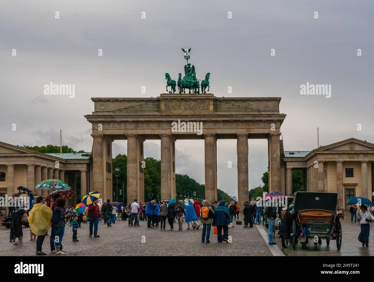 Bella vista del famoso monumento neoclassico di Berlino, la porta di Brandeburgo (Brandenburger Tor) in una giornata piovosa al Pariser Platz. Il cancello è... Foto Stock