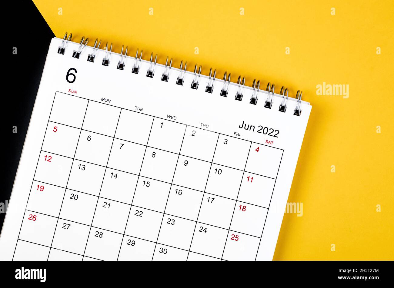 Il calendario del 2022 giugno su sfondo giallo e nero. Foto Stock
