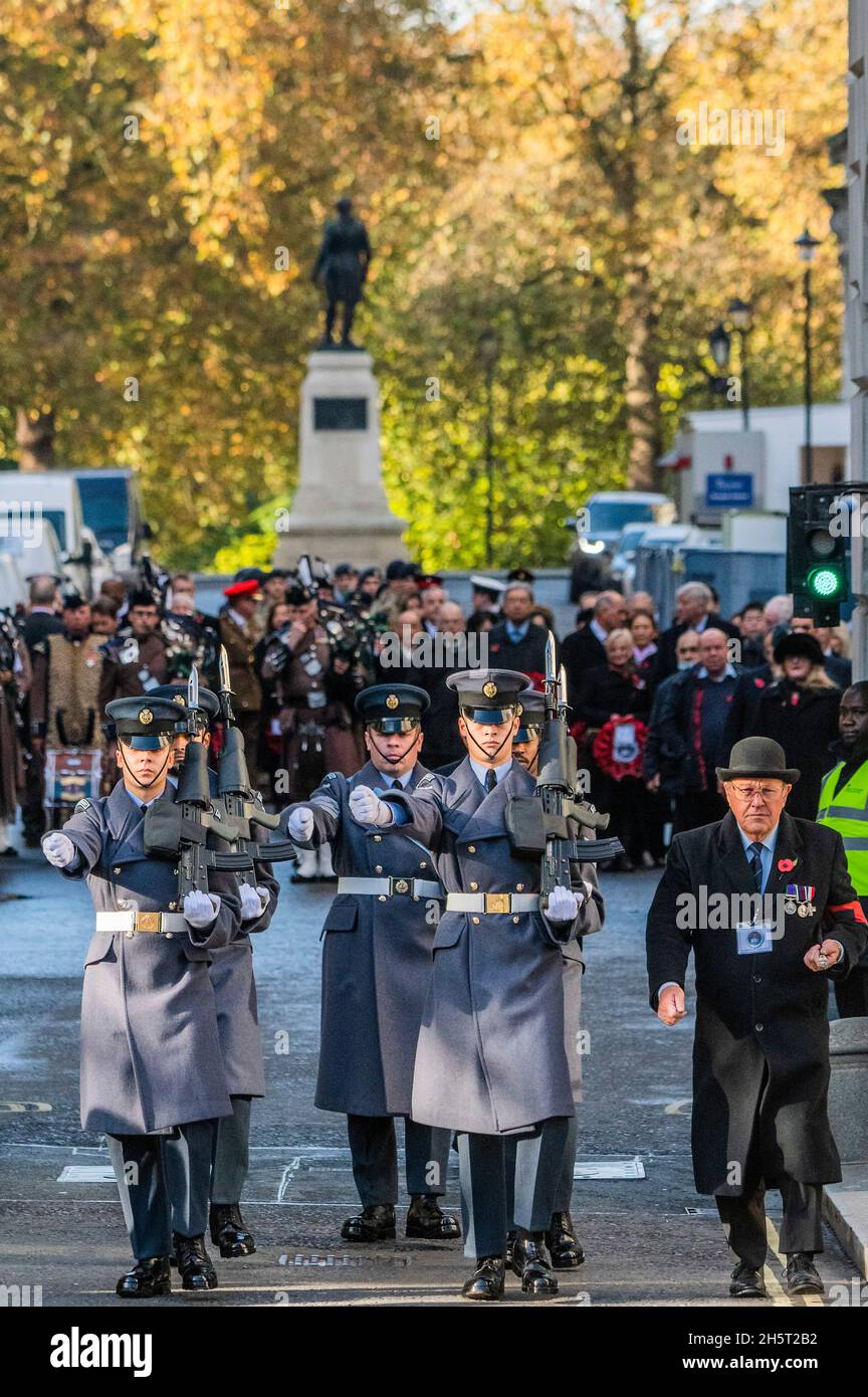 Londra, Regno Unito. 11 Nov 2021. I veterani si riuniscono in King Charles Street e sono condotti fuori dalla guardia d'onore dal reggimento RAF e una fascia pipe - Un servizio di ricordo per la giornata armistizio al Cenotaph. Credit: Guy Bell/Alamy Live News Foto Stock