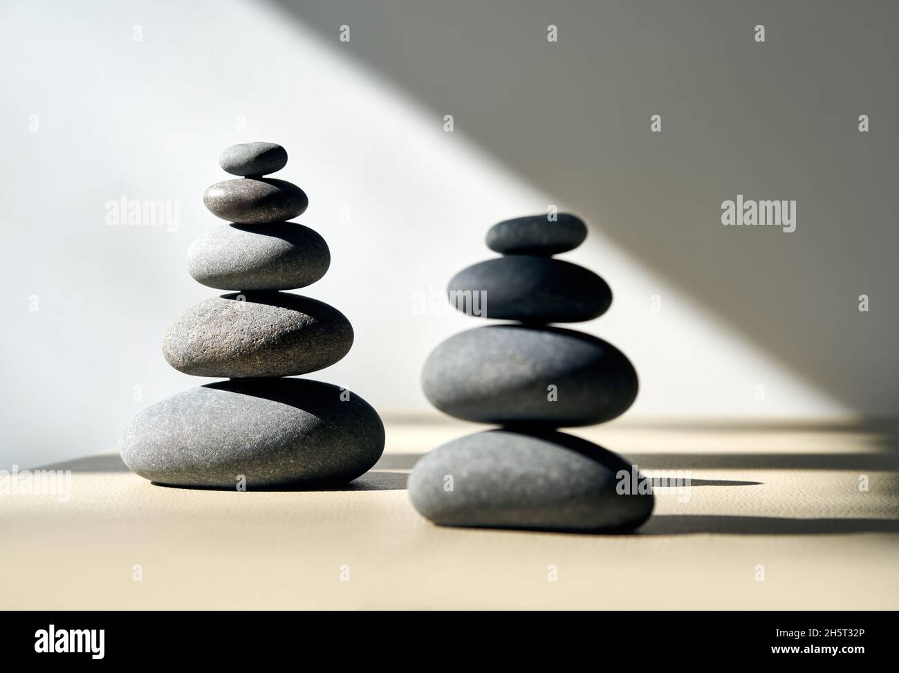 Piramide di pietre di ciottoli. Equilibrio, armonia, concetto zen Foto Stock