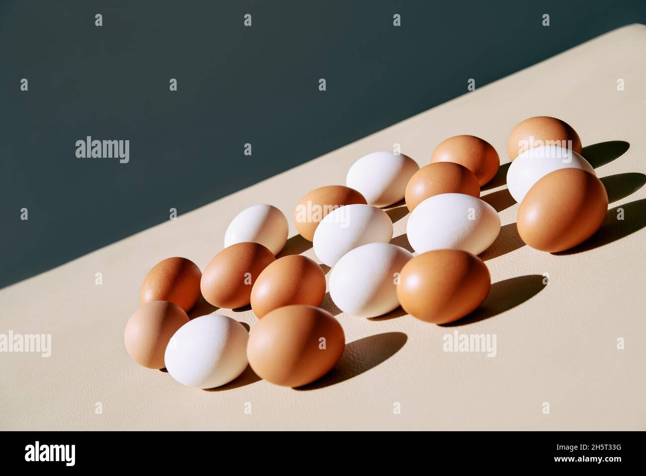 Composizione geometrica delle uova di pollo. Design creativo Foto Stock