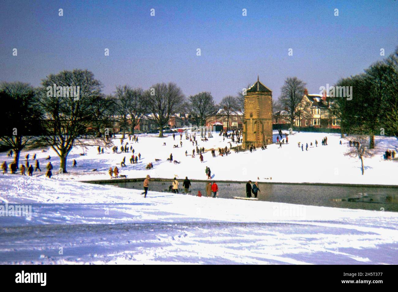 Persone nella neve a Northampton, 1969 Foto Stock