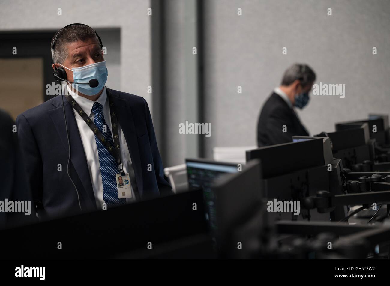 Capo Canaveral, Stati Uniti d'America. 10 novembre 2021. Richard Jones, responsabile del Mission Management and Integration Office for NASA Commercial Crew Program, controlla il lancio come il razzo SpaceX Falcon 9 che trasporta la missione NASA SpaceX Crew-3 dal controllo della missione al Kennedy Space Center 10 novembre 2021 a Cape Canaveral, Florida. L'equipaggio degli astronauti della NASA Raja Chari, Tom Marshburn, Kayla Barron e l'astronauta dell'Agenzia spaziale europea Matthias Maurer trascorreranno sei mesi presso la Stazione spaziale Internazionale. Credit: Aubrey Gemignani/NASA/Alamy Live News Foto Stock