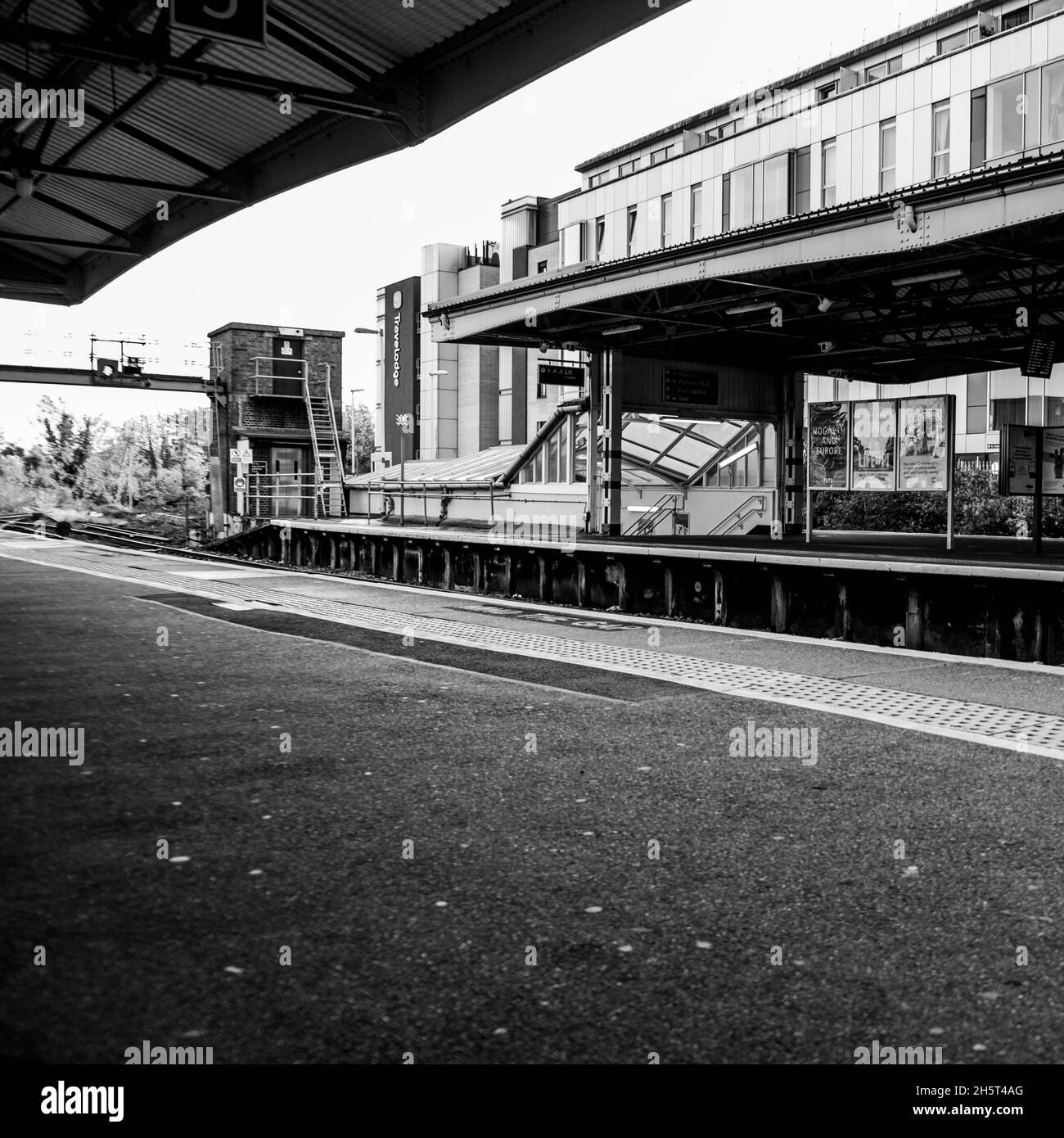 Epsom Surrey Inghilterra UK, 7 novembre 2021, vuota Main Line Suburban Railway Station a Epsom Surrey senza persone Foto Stock