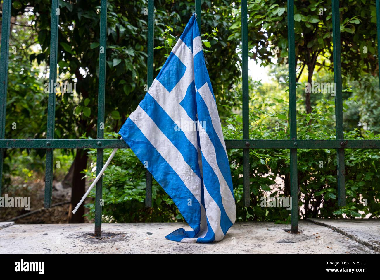 Atene, Grecia. Novembre 2021. Bandiera greca sulla ringhiera di una recinzione Foto Stock
