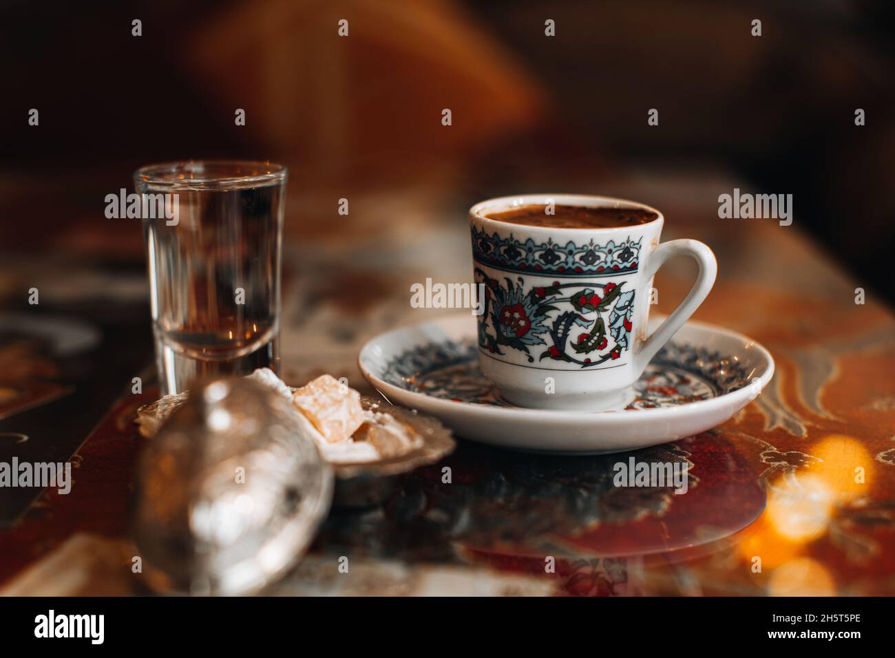 Una tazza di caffè turco nero forte tradizionale, dolci delizia e un  piccolo bicchiere d'acqua. Bevande tradizionali, caffè Foto stock - Alamy