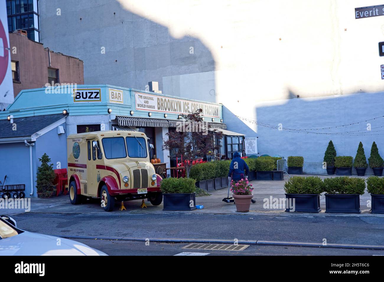 Brooklyn, NY, USA - 10 novembre 2021: Fabbrica di gelati Brooklyn su Old Fulton ed Everit Streets Foto Stock