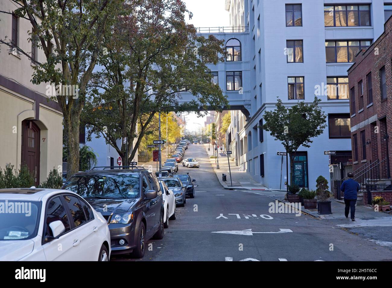 Brooklyn, NY, USA - 10 novembre 2021: La vecchia torre di avvistamento si trasforma in uffici tra Vine e Doughty Street con un raccordo di incrocio sopra Columbi Foto Stock