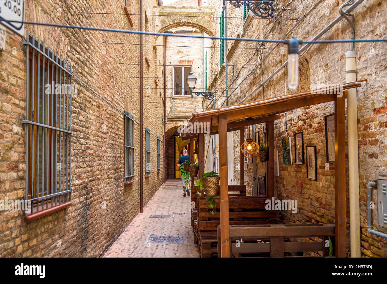 Strade e vicoli nel centro storico di Città Sant Angelo Foto Stock