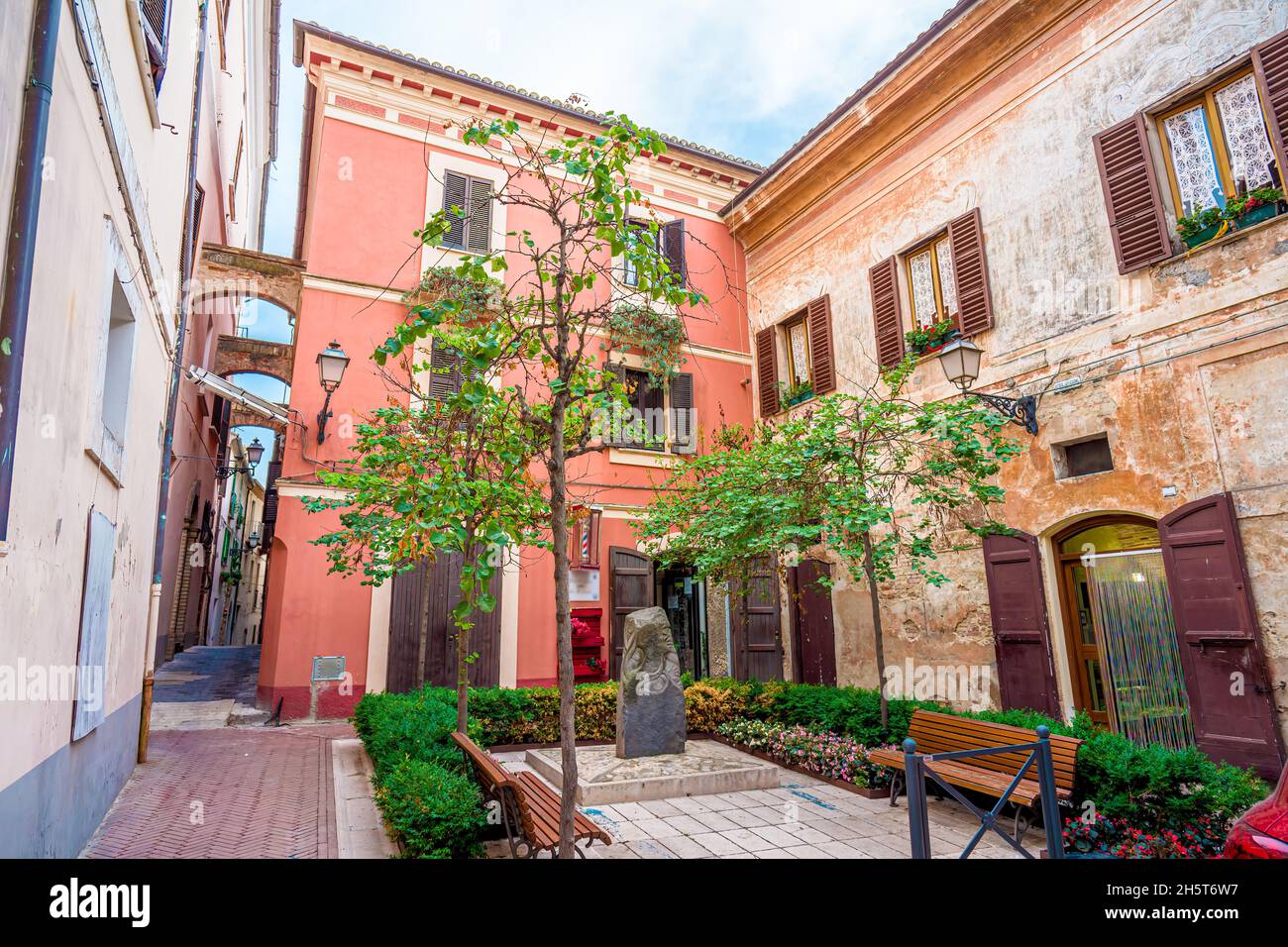 Strade e vicoli nel centro storico di Città Sant Angelo Foto Stock