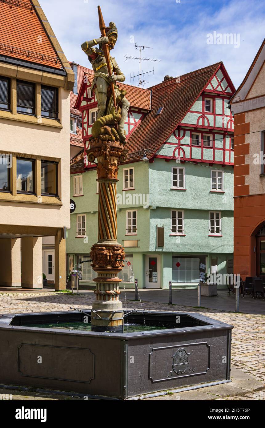 Ulm, Baden-Württemberg, Germania: Scena tranquilla di fronte alla fontana di Georgsbrunnen con San Giorgio che sospinge una lancia nella gola del verme di tiglio. Foto Stock