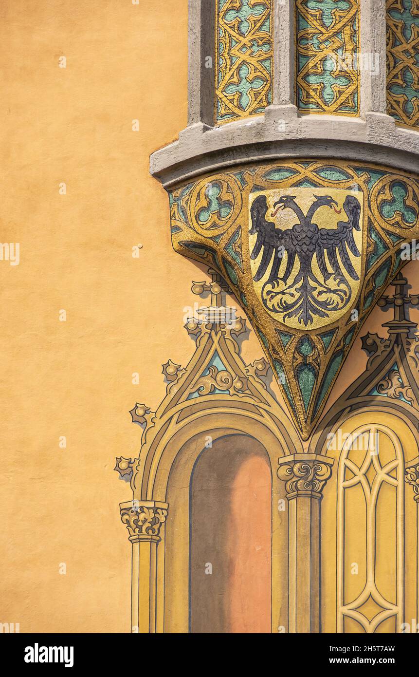 Ulm, Baden-Württemberg, Germania - 16 maggio 2014: Finestra orientale del municipio con affresco di uno stemma raffigurante un'aquila a doppia testa. Foto Stock