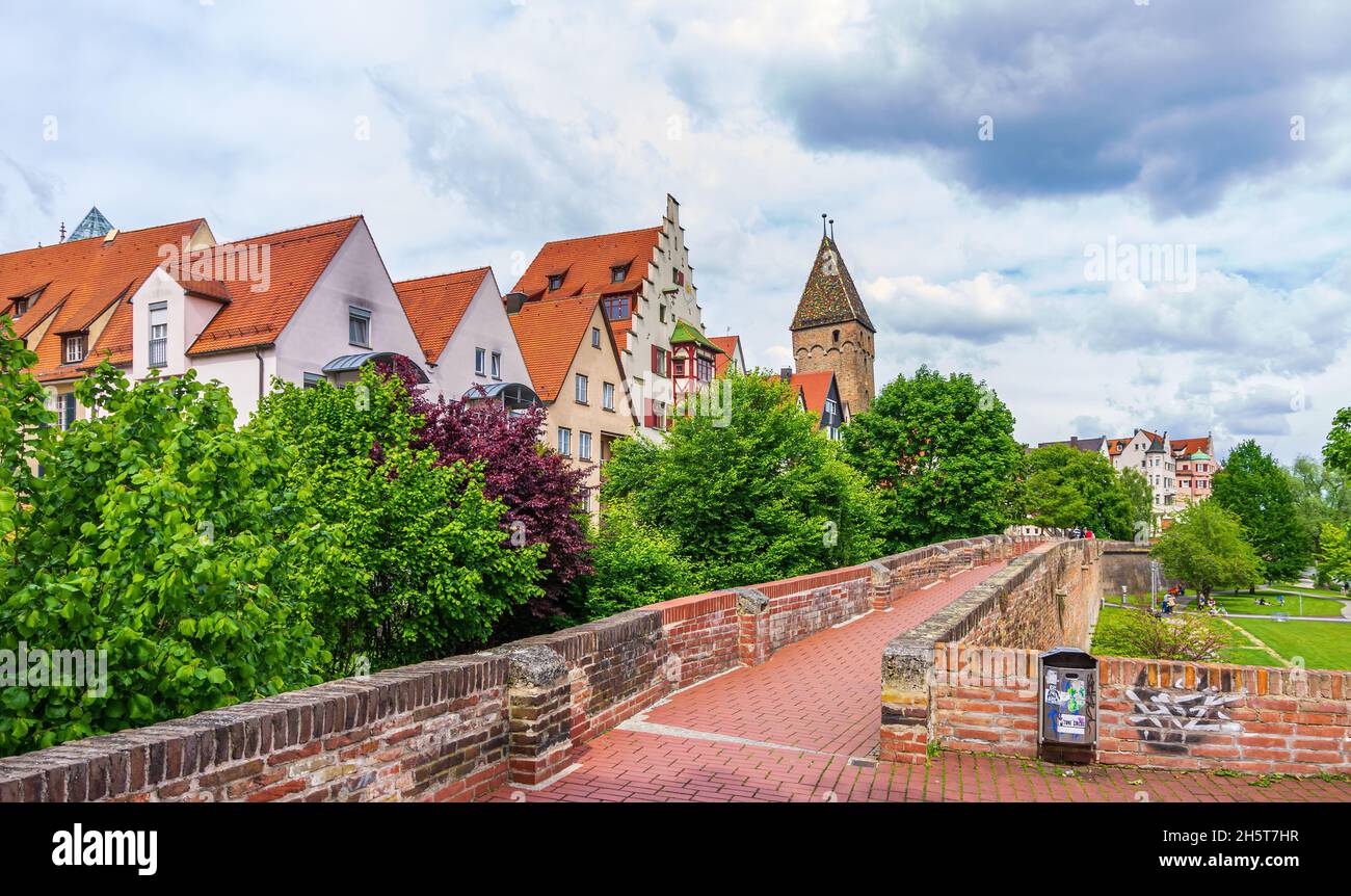 Ulm, Baden-Württemberg, Germania: Vista dalle mura storiche della città, all'architettura storica del quartiere dei pescatori e del Metzgerturm. Foto Stock