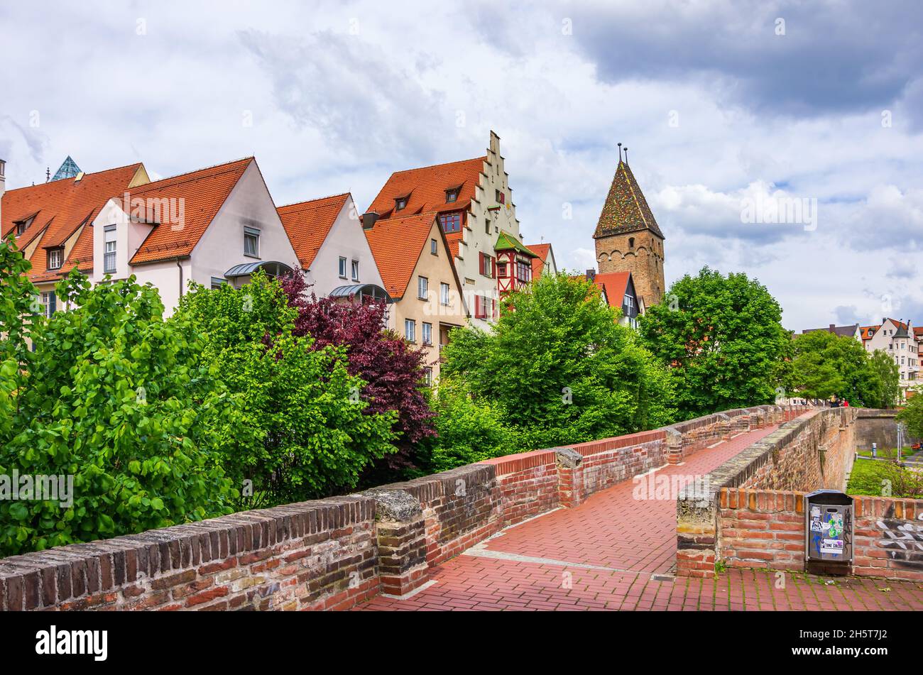 Ulm, Baden-Württemberg, Germania: Vista dalle mura storiche della città, all'architettura storica del quartiere dei pescatori e del Metzgerturm. Foto Stock