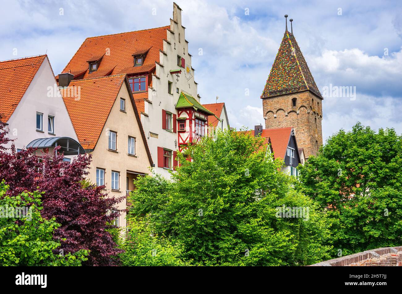 Ulm, Baden-Württemberg, Germania: Vista dalle mura storiche della città, all'architettura storica del quartiere dei pescatori e del Metzgerturm. Foto Stock