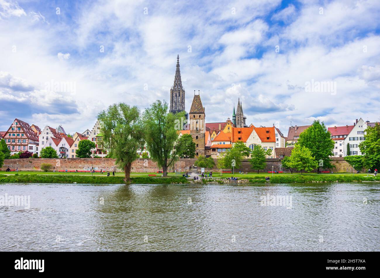 Ulm, Baden-Württemberg, Germania: Le case storiche del quartiere dei pescatori, le mura della città vecchia, la Torre Pendente e la Minster. Foto Stock