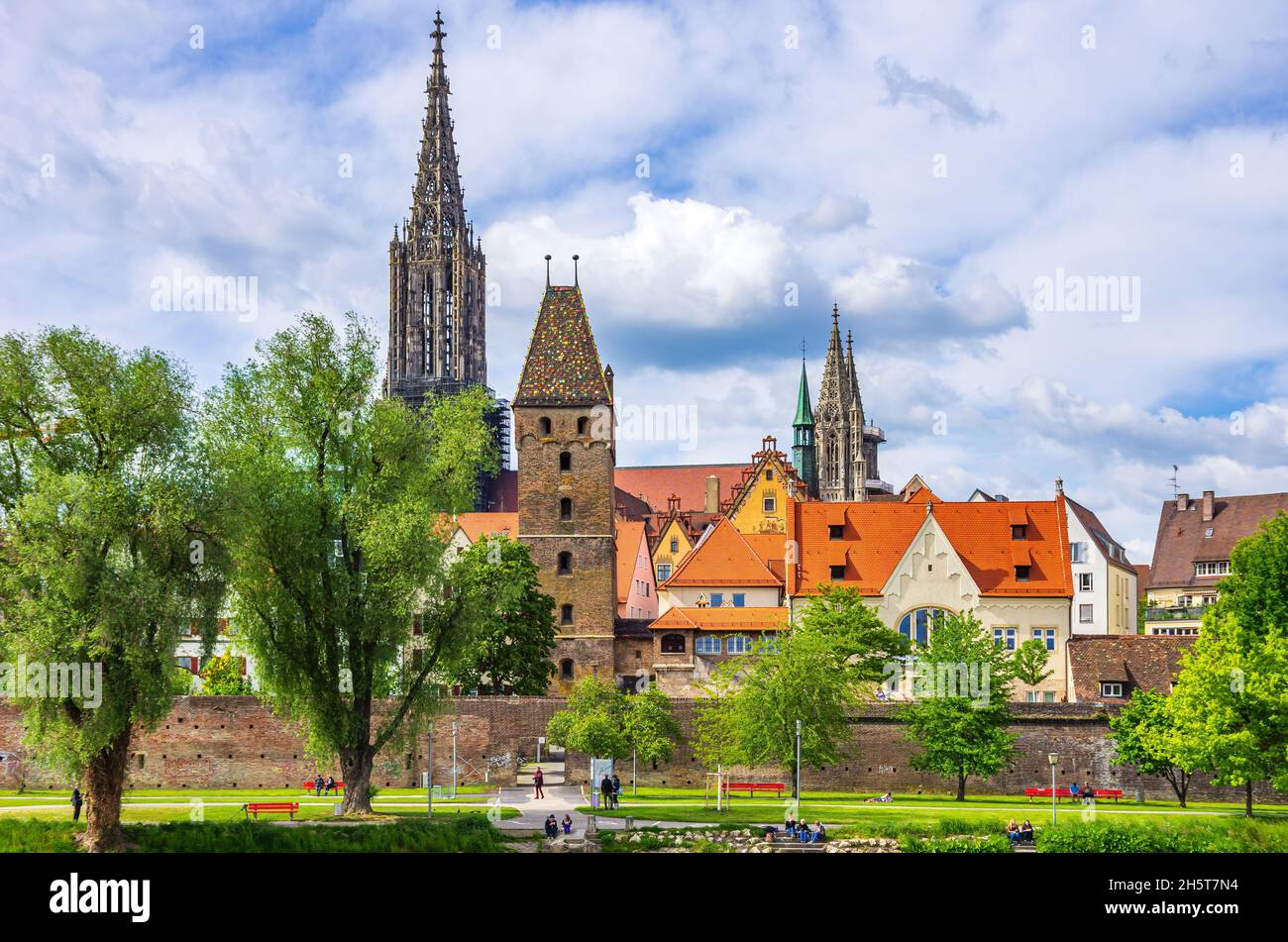 Ulm, Baden-Württemberg, Germania: Le case storiche del quartiere dei pescatori, le mura della città vecchia, la Torre Pendente e la Minster. Foto Stock