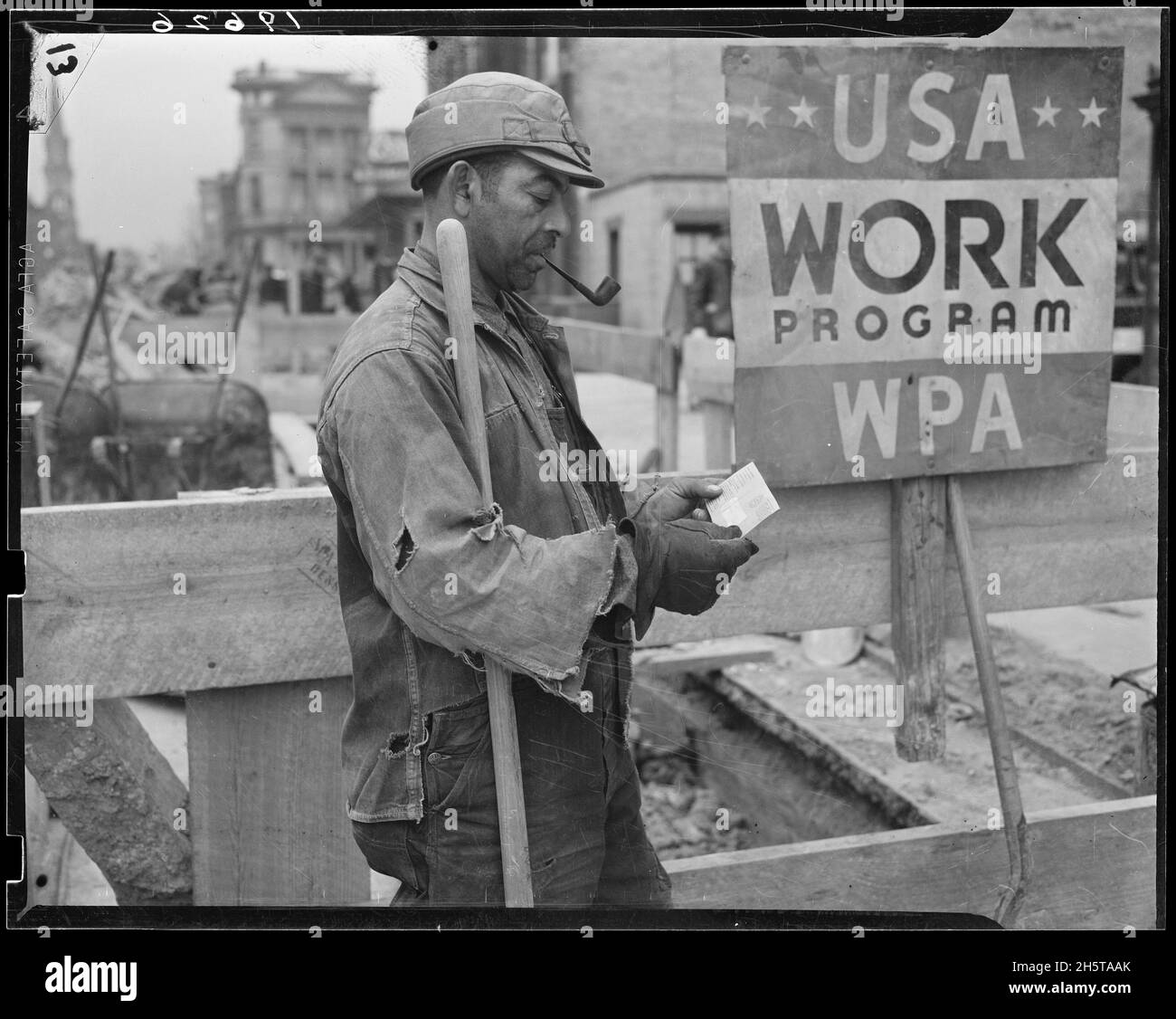 Fotografia di un lavoratore non identificato di Works Progress Administration che riceve un assegno di stipendio dal governo federale, 1939. Foto di Works Progress Administration Foto Stock
