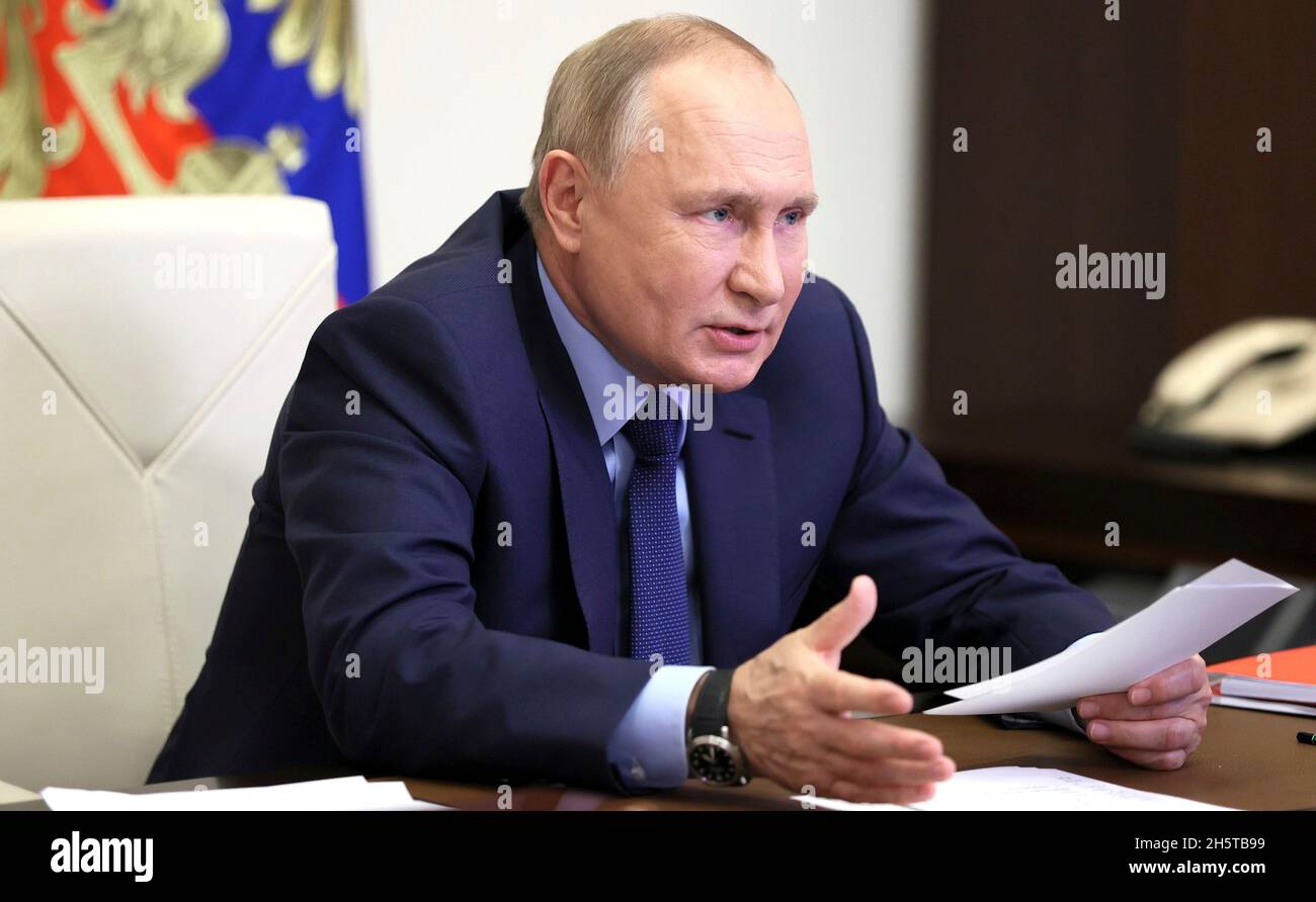 Novo-Ogaryovo, Russia. 10 novembre 2021. Il presidente russo Vladimir Putin presiede un incontro con la Commissione militare-industriale russa tramite videoconferenza della residenza ufficiale di Stato di Novo-Ogaryovo il 10 novembre 2021 a Mosca, Russia. Credit: Mikhail Metzel/Kremlin Pool/Alamy Live News Foto Stock