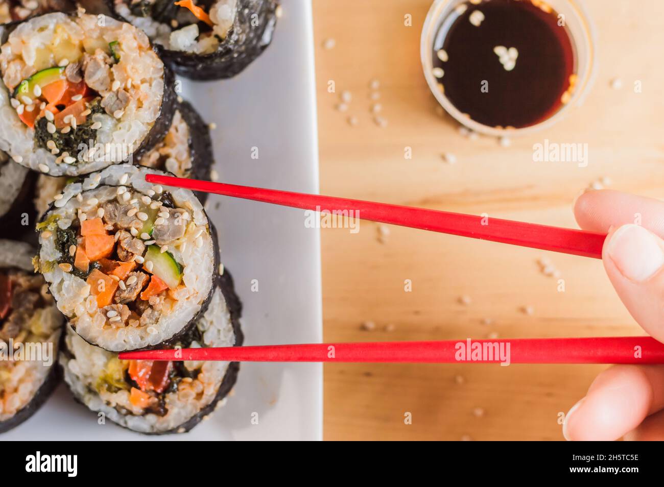 Tagliare kimbap o gimpab.Traditional Korean Rolls con riso, manzo, verdure e omelette Foto Stock