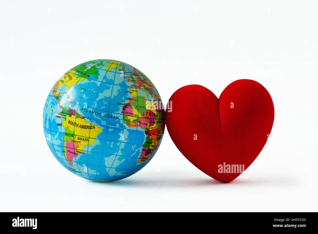 Pianeta terra con cuore su sfondo bianco - concetto di amore per il pianeta terra Foto Stock