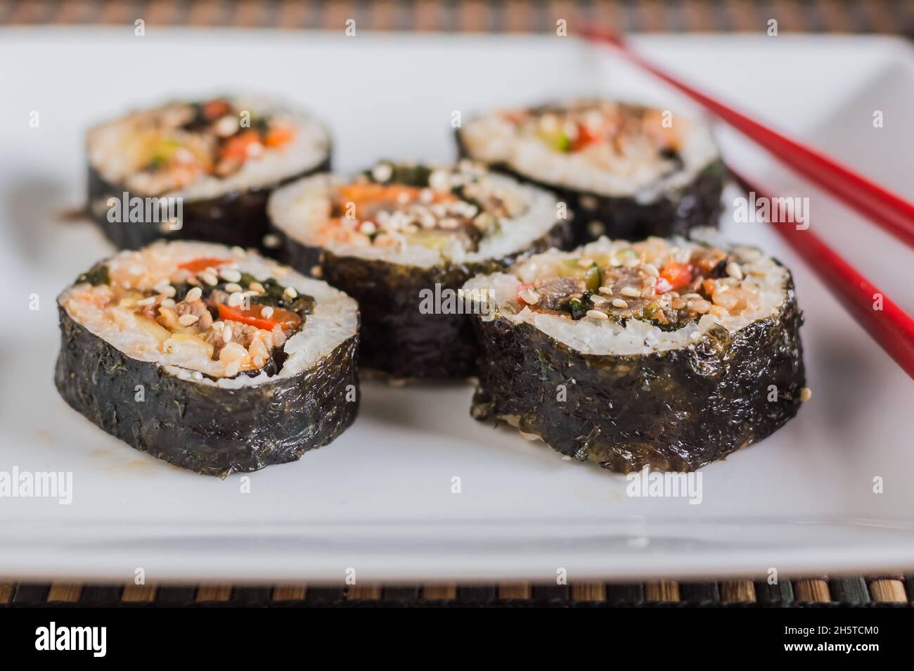 Tagliare kimbap o gimpab.Traditional Korean Rolls con riso, manzo, verdure e omelette Foto Stock