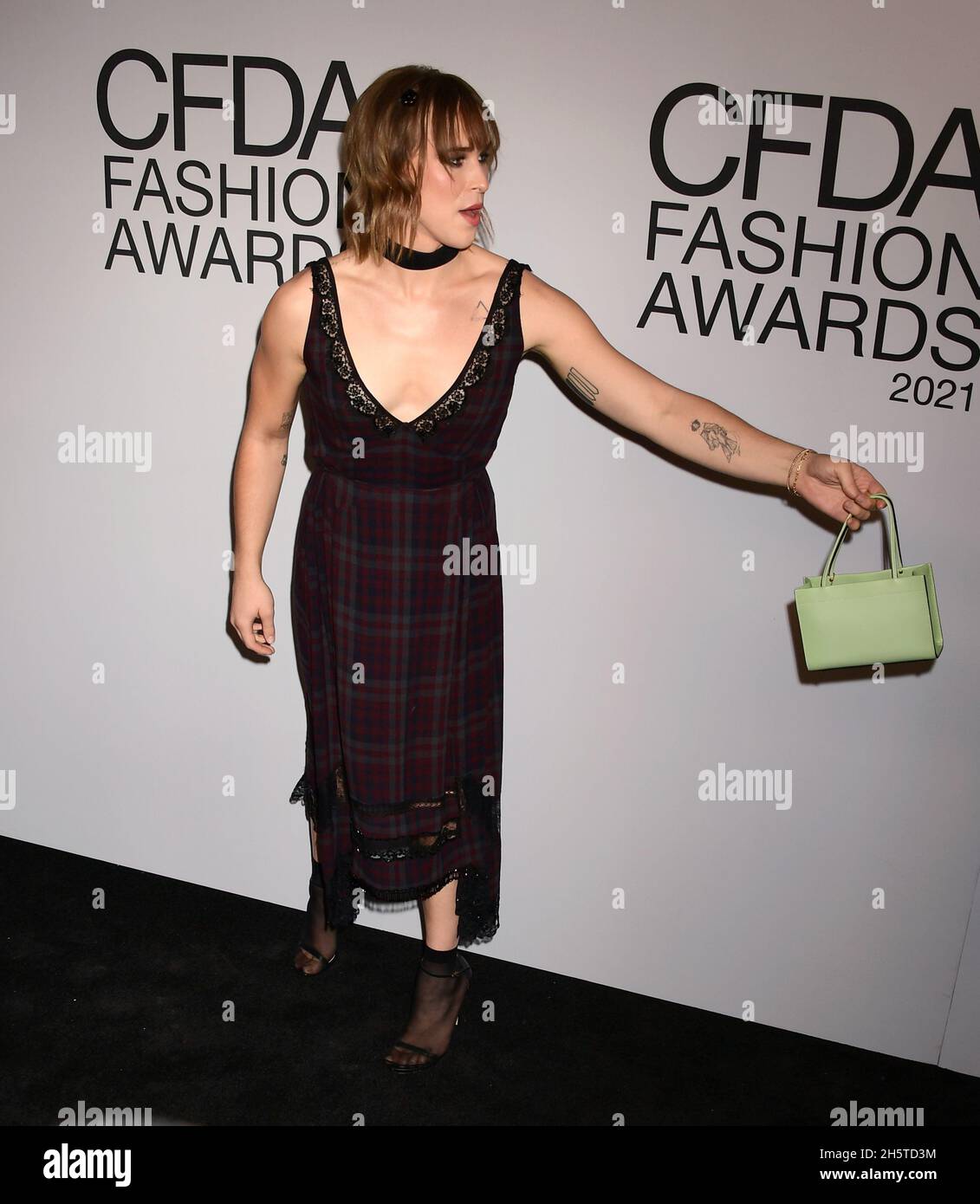 New York, Stati Uniti, 10 novembre, 2021 Tommy Dorfman nella foto partecipa ai 2021 CFDA Fashion Awards, tenutisi al Pool and Grill Restaurant Credit: Jennifer Greylock/Alamy Live News Foto Stock