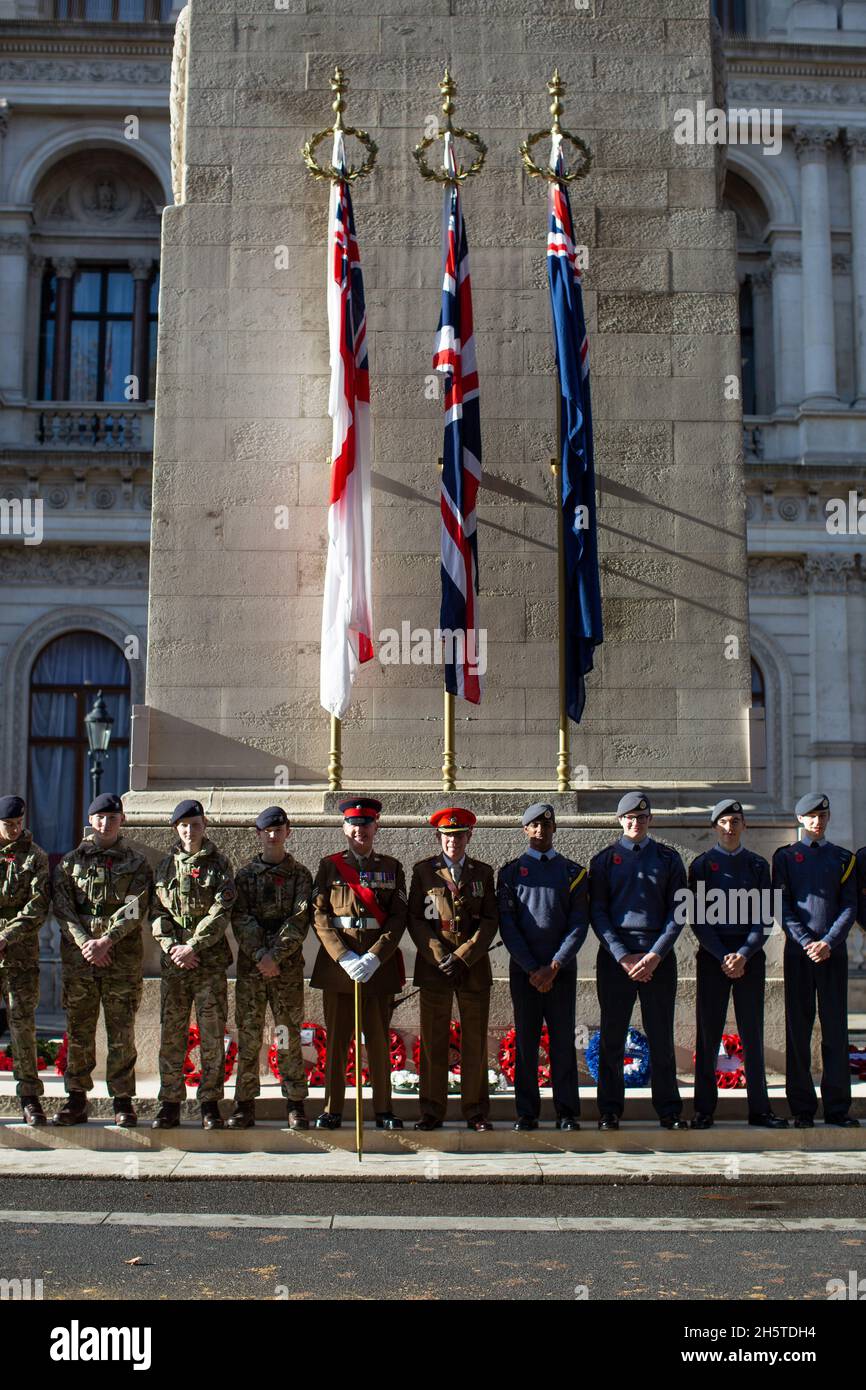 Londra, Inghilterra. 11 novembre 2021. I militari si allineano al Cenotaph durante un servizio di ricordo per Armistice Day su Whitehall, London Credit: Sam Mellish / Alamy Live News Foto Stock