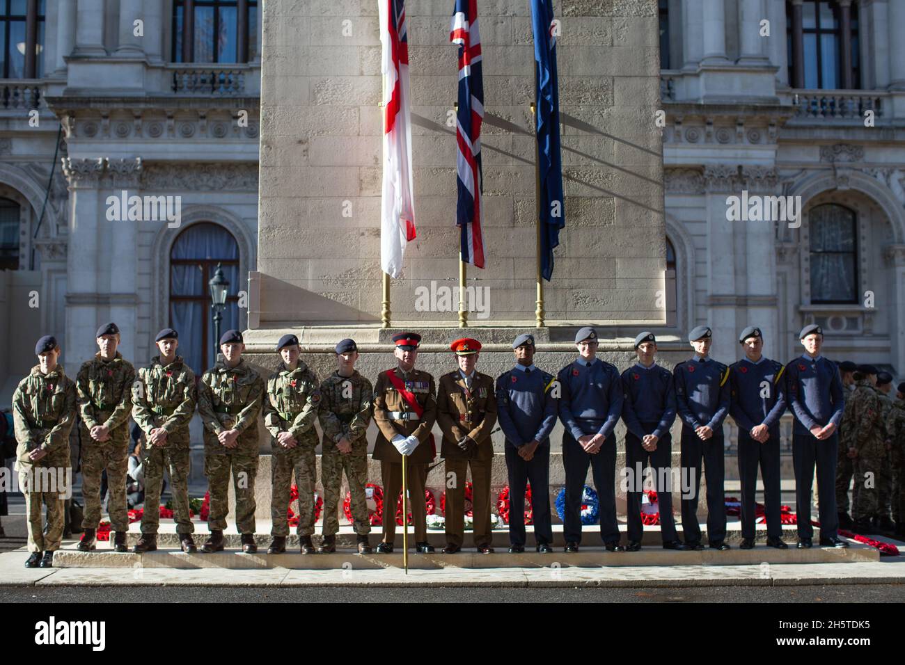 Londra, Inghilterra. 11 novembre 2021. I militari si allineano al Cenotaph durante un servizio di ricordo per Armistice Day su Whitehall, London Credit: Sam Mellish / Alamy Live News Foto Stock