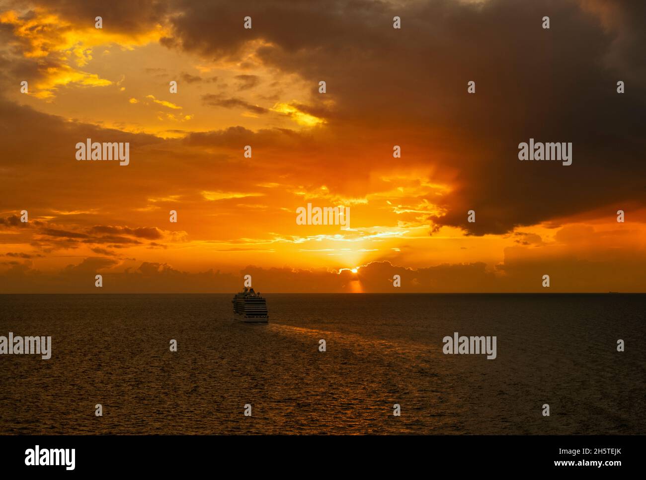 Nave da crociera Regent Seven Seas Explorer che parte da Marsiglia e naviga verso uno splendido tramonto fino alla destinazione successiva Foto Stock