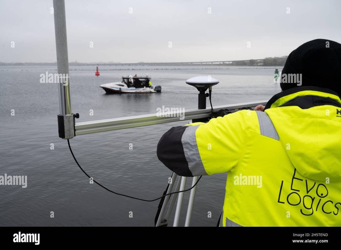 Stralsund, Germania. 11 Nov 2021. I ricercatori testano il prototipo di un drone subacqueo a forma di pinguino nel porto di Stralsund. I veicoli veloci con resistenza all'acqua estremamente bassa dovrebbero contribuire in particolare ad esplorare i piccoli eddies dell'oceano. Credit: Stefan Sauer/dpa/Alamy Live News Foto Stock