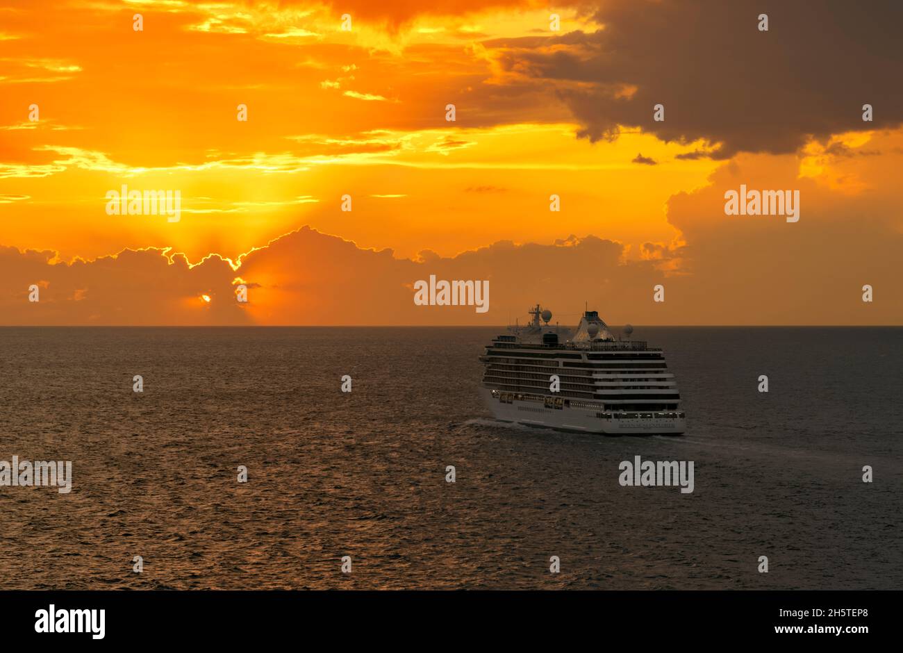 Nave da crociera Regent Seven Seas Explorer che parte da Marsiglia e naviga verso uno splendido tramonto fino alla destinazione successiva Foto Stock