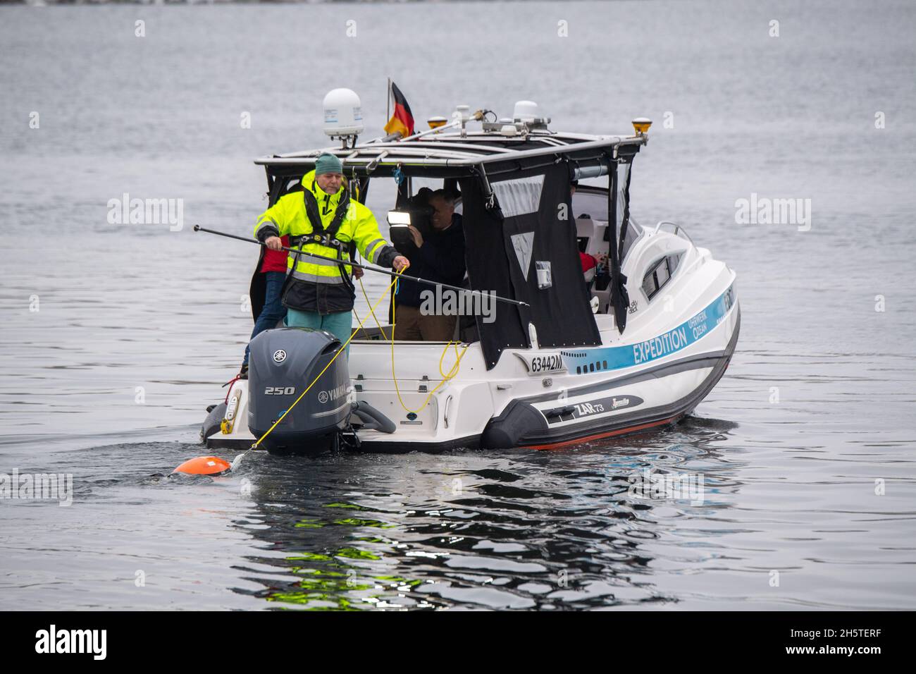 Stralsund, Germania. 11 Nov 2021. I ricercatori testano il prototipo di un drone subacqueo a forma di pinguino nel porto di Stralsund. I veicoli veloci con resistenza all'acqua estremamente bassa dovrebbero contribuire in particolare ad esplorare i piccoli eddies dell'oceano. Credit: Stefan Sauer/dpa/Alamy Live News Foto Stock