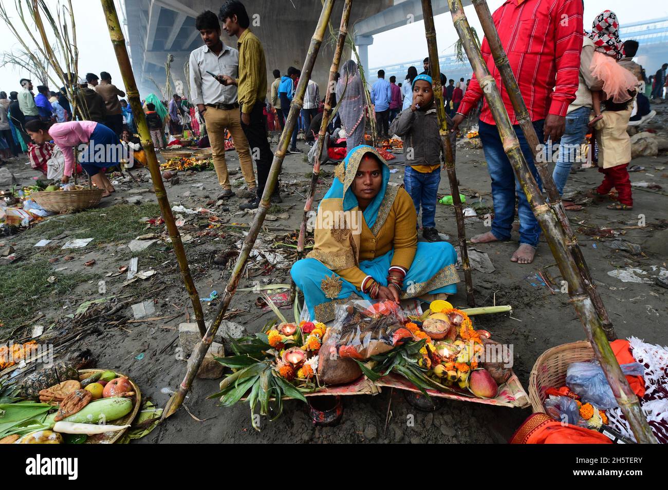 New Delhi, India. 11 Nov 2021. I devoti indù pregano dopo aver fatto un bagno come parte dei rituali alla fine dei quattro giorni 'Chhath Puja' festeggiamenti festival, a Nuova Delhi, India, Giovedi, 11 novembre 2021. L'antica festa indù dedicata al Dio del sole è celebrata per il benessere, lo sviluppo e la prosperità dei membri della famiglia. Foto di Abhishek/UPI Credit: UPI/Alamy Live News Foto Stock