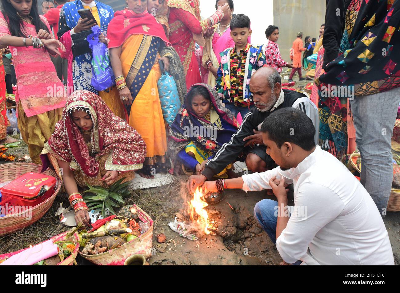 New Delhi, India. 11 Nov 2021. I devoti indù pregano dopo aver fatto un bagno come parte dei rituali alla fine dei quattro giorni 'Chhath Puja' festeggiamenti festival, a Nuova Delhi, India, Giovedi, 11 novembre 2021. L'antica festa indù dedicata al Dio del sole è celebrata per il benessere, lo sviluppo e la prosperità dei membri della famiglia. Foto di Abhishek/UPI Credit: UPI/Alamy Live News Foto Stock