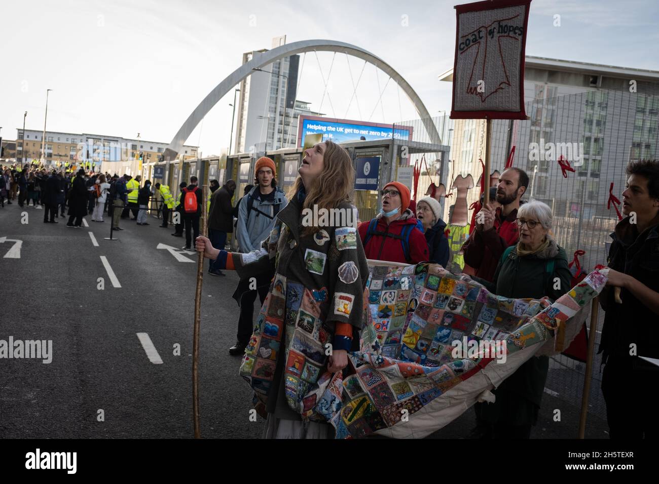 Glasgow, Scozia, Regno Unito. Cappotto di speranze protesta religiosa contro il cambiamento climatico all'ingresso della sede COP26 della Conferenza ONU sul cambiamento climatico, a Glasgow, Scozia, l'11 novembre 2021. Foto: Jeremy Sutton-Hibbert/ Alamy Live News. Foto Stock