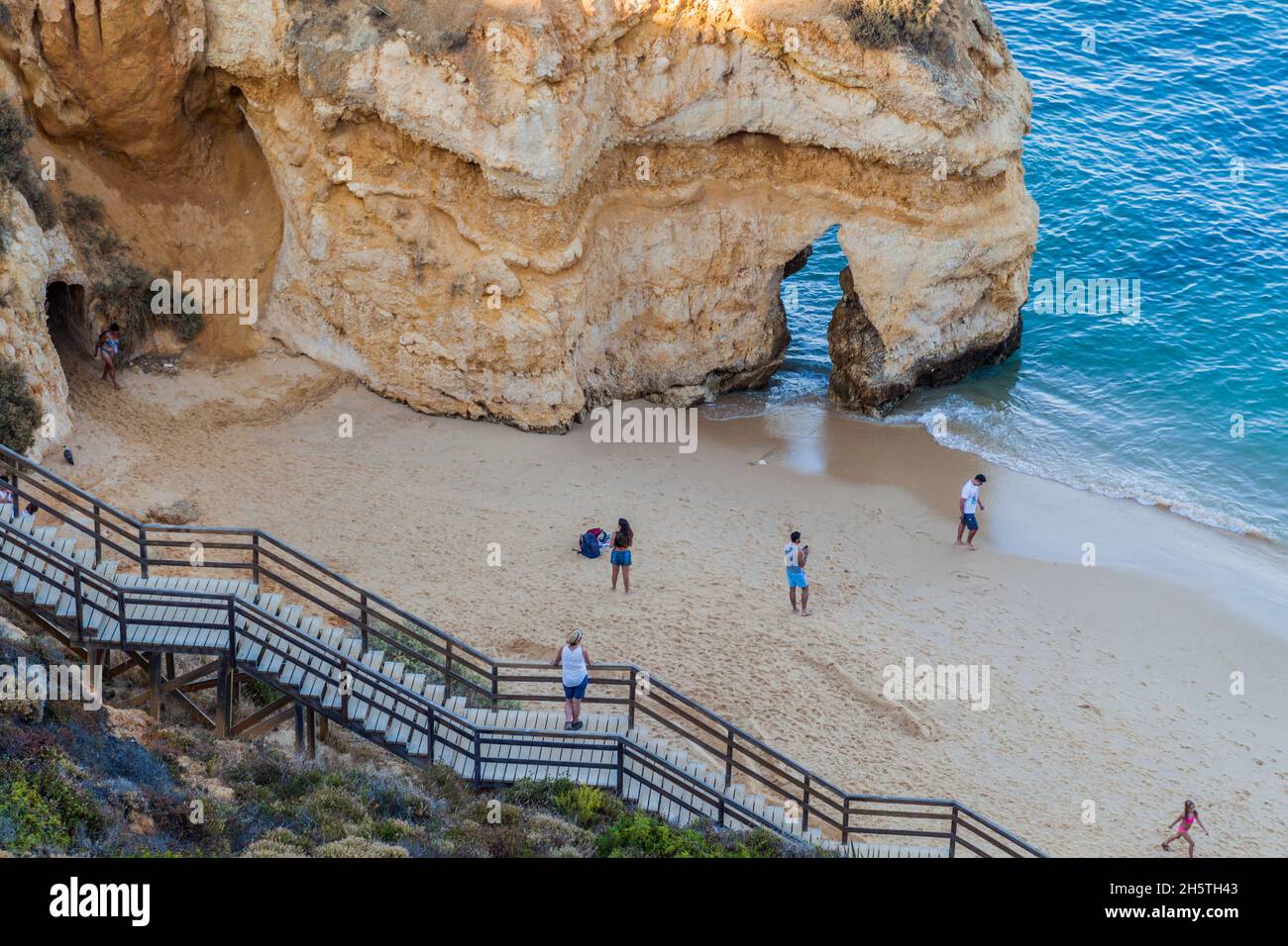 LAGOS, PORTOGALLO - 7 OTTOBRE 2017: Persone alla spiaggia di Praia do Camilo vicino a Lagos, Portogallo. Foto Stock