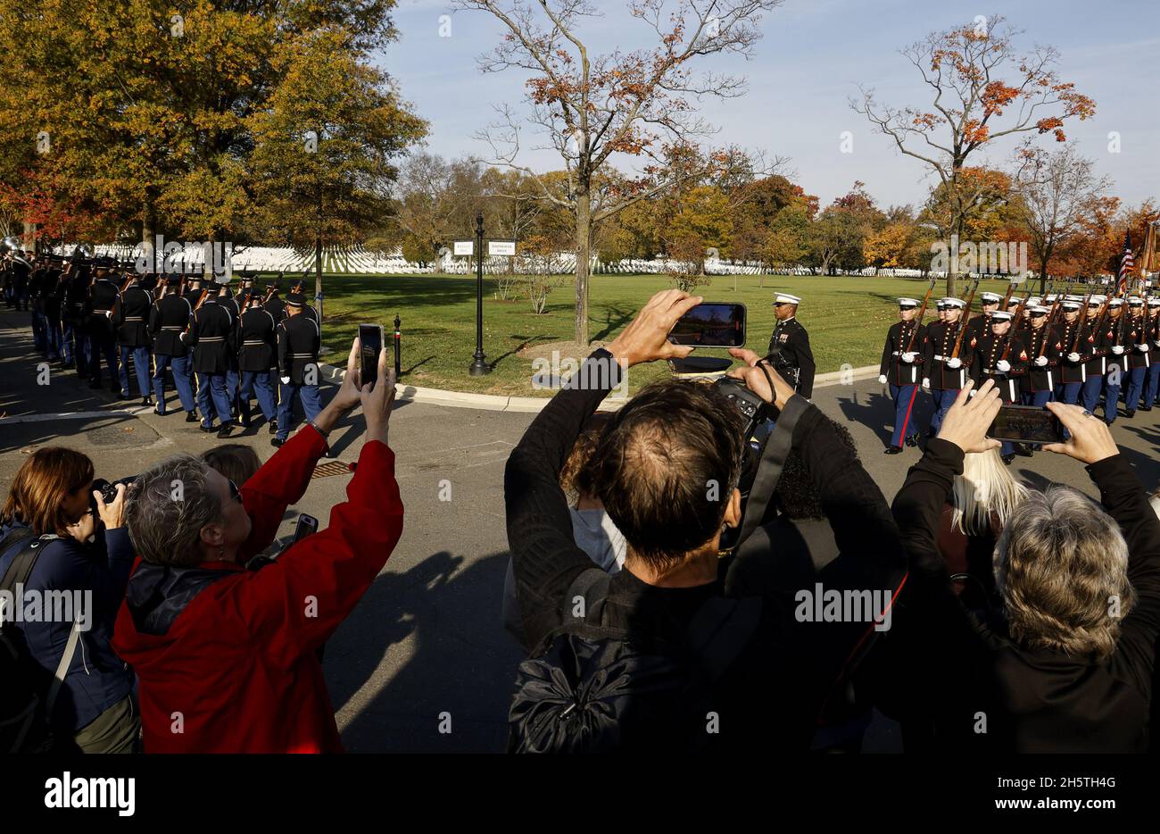 Washington DC, Stati Uniti. 11 Nov 2021. La gente scatta foto come marcia delle truppe durante una processione congiunta completa degli onori che evoca l'originale processione funebre del 1921 di un soldato sconosciuto della prima guerra mondiale, in commemorazione del centesimo anniversario della Tomba del soldato ignoto in Veterans Day nel cimitero nazionale di Arlington in Arlington, Virginia, novembre 11, 2021. Foto piscina di Jonathan Ernst/UPI Credit: UPI/Alamy Live News Foto Stock