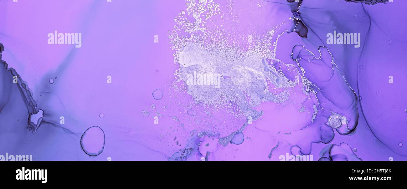 Vernice liquida viola. Olio acrilico grigio di lusso Foto Stock